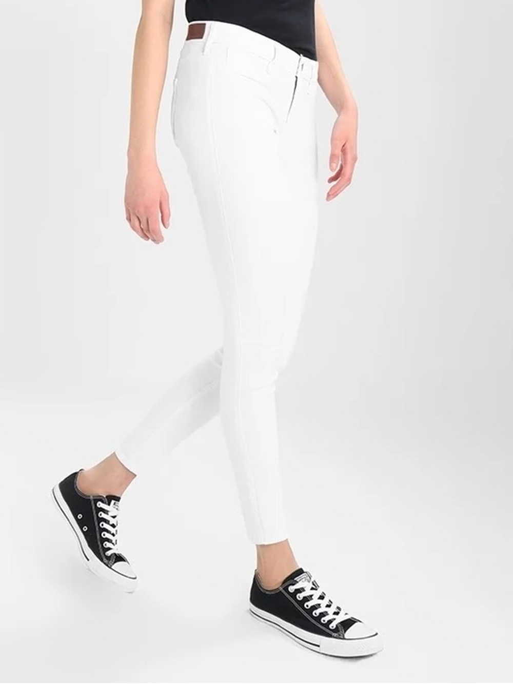 Hollister White mid rise Skinny Jeans 
SIZE 5 Regular